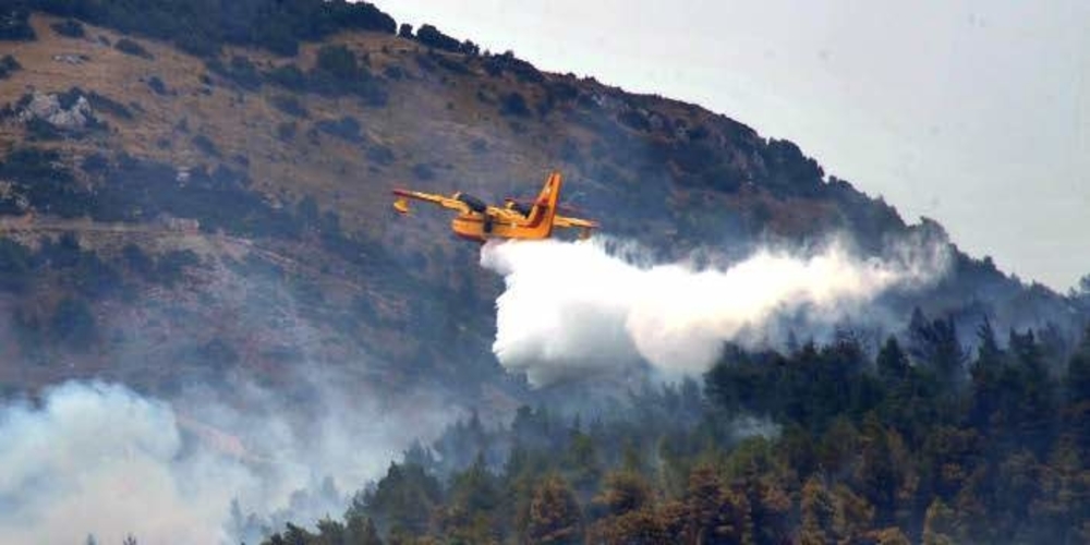 Πυρκαγιά στη Λευκίμμη: “Μάχη” Πυροσβεστών και 4 αεροπλάνων να σβήσει πριν νυχτώσει(Όλες οι εξελίξεις)