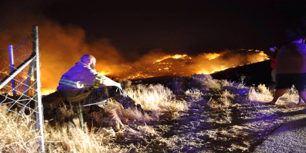 Ολονύχτια “μάχη” με τις φλόγες δίνουν 113 πυροσβέστες στη Λευκίμμη Σουφλίου (video)
