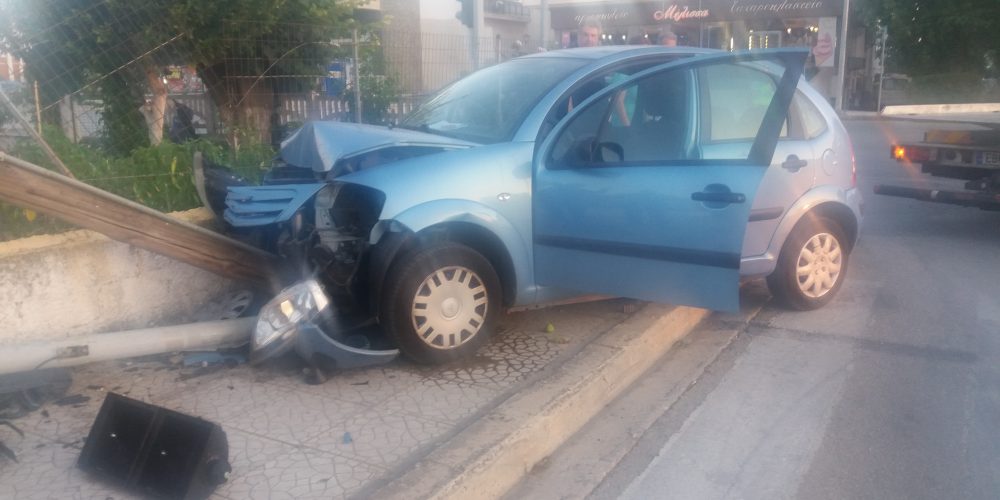 ΤΩΡΑ-Αλεξανδρούπολη: Αυτοκίνητο τράκαρε και διέλυσε φανάρια και κολώνα του ΟΤΕ