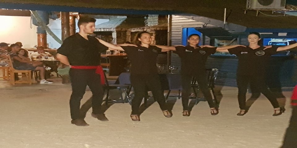 Η ελληνική νεολαία στη ρουμανική πόλη Τούλτσεα, χορεύει ζωναράδικο(video)