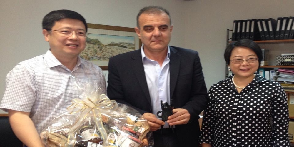 Με δώρο ένα καλάθι τοπικών προϊόντων υποδέχθηκε τον Κινέζο πρέσβης ο δήμαρχος Σαμοθράκης