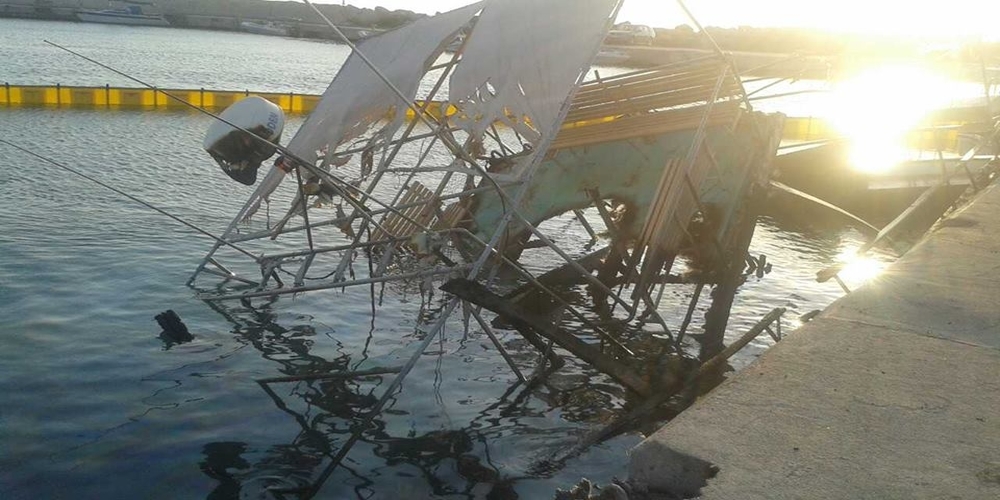 Σαμοθράκη: ΔΕΙΤΕ τί απέμεινε από το σκάφος “ΘΕΟΔΩΡΑ” που κάηκε χθες τα ξημερώματα