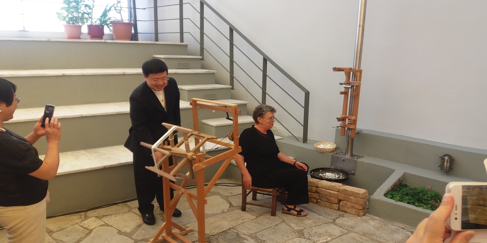 Ο Κινέζος Πρέσβης παράγει μετάξι στο Σουφλί με παραδοσιακό τρόπο(video)