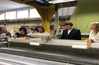 Η Μαρέβα Μητσοτάκη ξενάγησε τον Κινέζο Πρέσβη σε εργοστάσιο παραγωγής μεταξωτών
