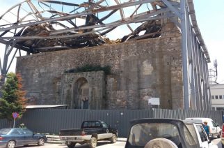 ΜΑΥΡΗ ΕΠΕΤΕΙΟΣ. Έξι μήνες απ’ την καταστροφή στο Τέμενος Βαγιαζήτ. Άφαντος ο εργολάβος