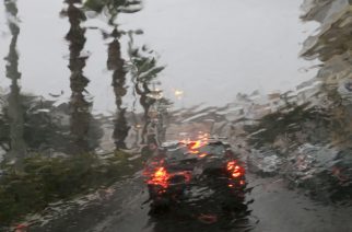 Βροχή μέσα από τζάμι αυτοκινήτου στο Ηράκλειο Κρήτης , Τρίτη 10 Φεβρουαρίου 2015. Χαμηλές θερμοκρασία, θυελλώδεις άνεμοι, καταιγίδες και χιονοπτώσεις πλήττουν την Κρήτη με την κακοκαιρία να επελαύνει σε ολόκληρη τη χώρα . Η κακοκαιρία έκανε την εμφάνιση της με έντονες βροχοπτώσεις και ισχυρούς ανέμους και στην πόλη του Ηρακλείου που προκάλεσαν ζημιές και πτώσεις δέντρων. ΑΠΕ ΜΠΕ/ΑΠΕ ΜΠΕ/ΣΤΕΦΑΝΟΣ ΡΑΠΑΝΗΣ