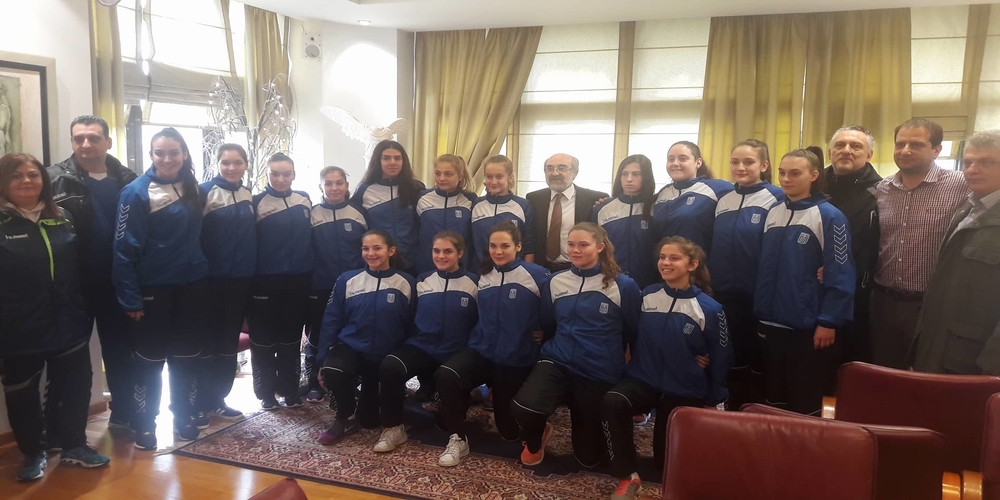 Επίσκεψη της Εθνικής Ομάδας U-16 χάντμπολ και του προέδρου της ΟΧΕ  στο Δήμαρχο Αλεξανδρούπολης.