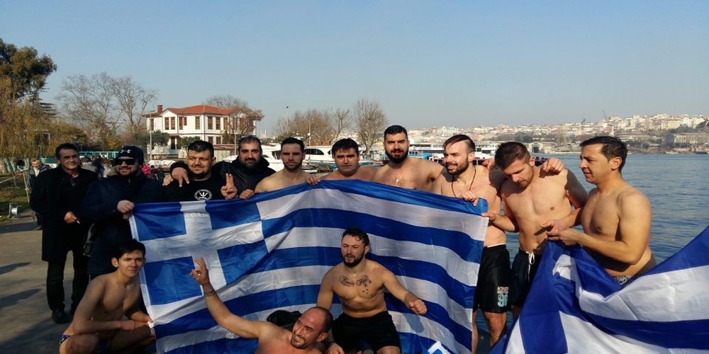 Οι Εβρίτες βούτηξαν στον παγωμένο Βόσπορο και σήκωσαν την ελληνική σημαία στην Κωνσταντινούπολη