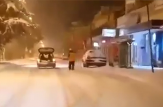 Εντυπωσιακό βίντεο: Έκανε πίστα σκι τους χιονισμένους δρόμους της Ορεστιάδας