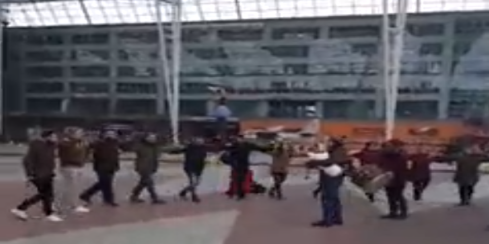 Οι Σουφλιώτες ξεσήκωσαν με ζωναράδικο και γκάιντα το αεροδρόμιο του Μονάχου (video)