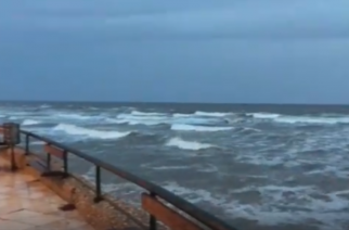 Δυνατοί άνεμοι στην Αλεξανδρούπολη. Σήκωσε κύμα η θάλασσα (video)