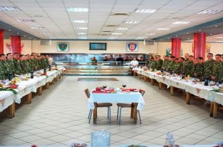 Λαμία: Έστησαν τραπέζι για τους δύο φυλακισμένους στρατιωτικούς μας στο ΚΕΥΠ