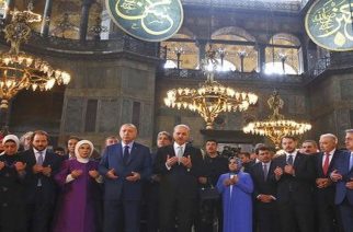 Πρόκληση Ερντογάν. Χαιρέτισε μουσουλμανικά μέσα στην Αγία Σοφία (ΒΙΝΤΕΟ+φωτό)