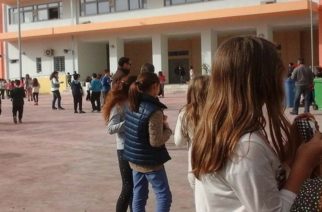 Ο υπουργός Παιδείας απαγορεύει στους μαθητές να έχουν κινητά τηλέφωνα στο σχολείο