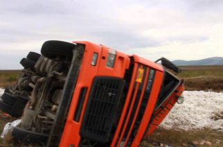 ΠΡΙΝ ΛΙΓΟ: Ανατροπή φορτηγού στο δρόμο Λάδη-Κυπρίνος. Η κατάσταση του οδηγού