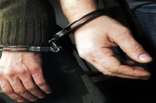 Αλεξανδρούπολη: Συνέλαβαν τρεις Έλληνες που έμπαιναν σε καταστήματα και προσπαθούσαν να κλέψουν χρήματα