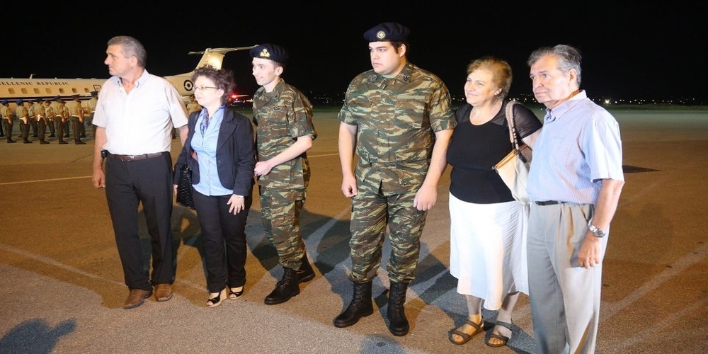 Στην Ελλάδα οι δύο Έλληνες στρατιωτικοί και στην αγκαλιά των γονιών τους