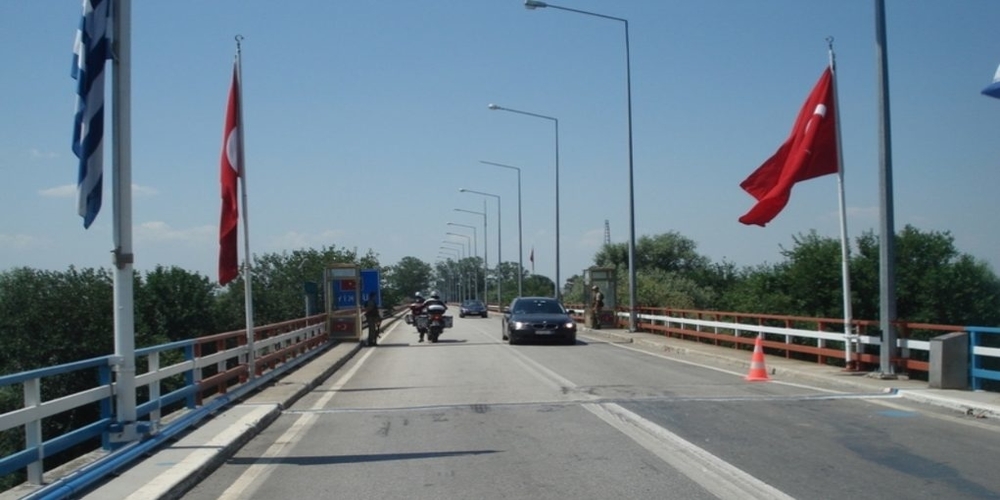 ΕΚΤΑΚΤΟ: Παρέδωσαν πίσω στους Τούρκους, στη γέφυρα Κήπων 18.30′ τους δυο συλληφθέντες στρατιωτικούς οι ελληνικές αρχές