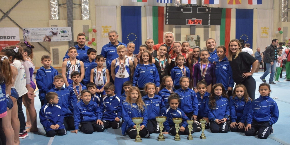 Φορτωμένη μετάλια και διακρίσεις επέστρεψε απ’ το εξωτερικό η ομάδα του Ομίλου Ενόργανης Γυμναστικής Αλεξανδρούπολης (ΟΕΓΑ)