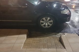 Αλεξανδρούπολη: Ανήκει σε Αντιδήμαρχο το αυτοκίνητο που πάρκαρε παράνομα και έκλεισε ράμπα ΑΜΕΑ;