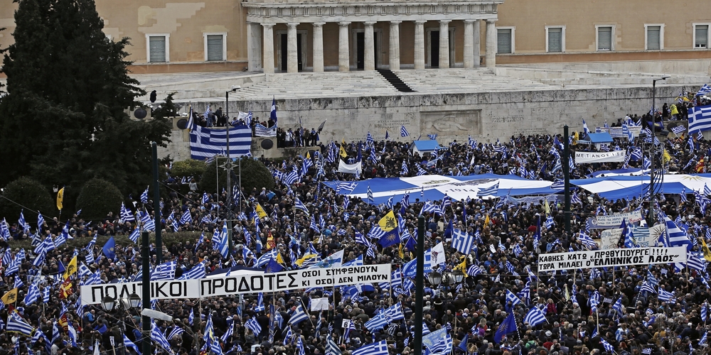 Κόσμος από όλη την Ελλάδα, κρατώντας ελληνικές σημαίες και πανό, συμμετέχει σε συλλαλητήριο ενάντια στη Συμφωνία των Πρεσπών, στο Σύνταγμα, Αθήνα, Κυριακή 20 Ιανουαρίου 2019. Η συμφωνία κατατέθηκε από την κυβέρνηση προς ψήφιση το πρωί του Σαββάτου στη Βουλή. Το συλλαλητήριο διοργάνωσαν οι Παμμακεδονικές Ενώσεις Υφηλίου, η Πανελλήνια Ομοσπονδία Πολιτιστικών Συλλόγων Μακεδόνων, ο Φορέας Ανένδοτου Αγώνα για τη Μακεδονία και τη Δημοκρατία και η Παμμακεδονική ΗΠΑ. Η Συμφωνία των Πρεσπών είναι μία διακρατική συμφωνία ανάμεσα στις κυβερνήσεις της Ελληνικής Δημοκρατίας και της πρώην Γιουγκοσλαβικής Δημοκρατίας της Μακεδονίας με σκοπό την επίλυση του ζητήματος της ονομασίας της Π.Γ.Δ.Μ. ΑΠΕ-ΜΠΕ/ ΑΠΕ-ΜΠΕ/ ΓΙΑΝΝΗΣ ΚΟΛΕΣΙΔΗΣ