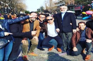 Αλεξανδρούπολη: Γονάτισαν δείχνοντας αφοσίωση ή για να φαίνεται… γίγαντας ο δήμαρχος Βαγγέλης Λαμπάκης;