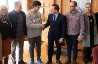 Αλεξανδρούπολη: Τον διακριθέντα στην Μαθηματική Ολυμπιάδα μαθητή Χρήστο Τριανταφυλλίδη υποδέχθηκε ο δήμαρχος Γιάννης Ζαμπούκης
