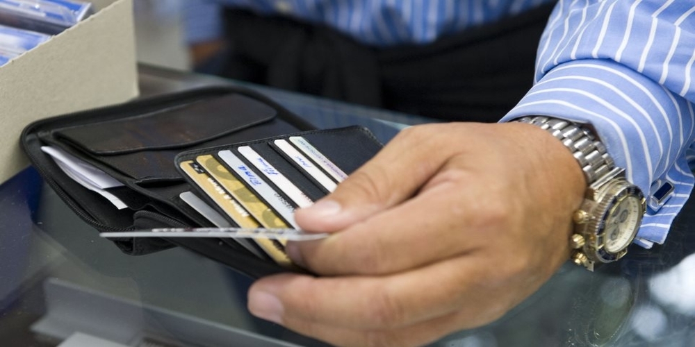 Ορεστιάδα: Βρήκε στον δρόμο τραπεζική κάρτα, ξεχύθηκε στα μαγαζιά κάνοντας αγορές και συνελήφθη