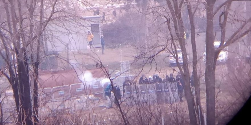 Δυο ΒΙΝΤΕΟ-ντοκουμέντα: Τούρκοι αστυνομικοί εκτοξεύουν δακρυγόνα στις ελληνικές αστυνομικές και στρατιωτικές δυνάμεις