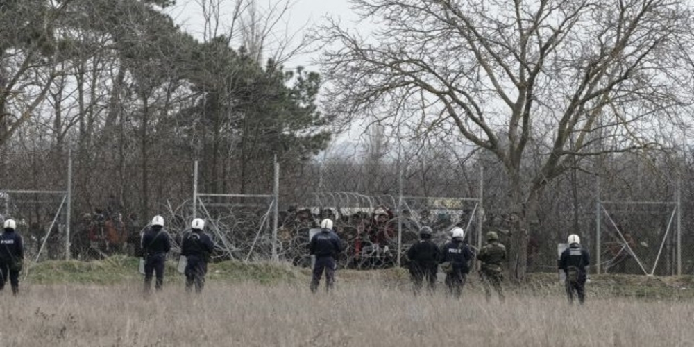 Clashes between asylum seekers and Greek riot police at the buffer zone in Kastanies, Evros, at the Greek-Turkish borders and Evros River, on Mar. 4, 2020. The turkish government decided to give free passage to the refugees and migrants in order to reach Europe through Greece. / Επεισόδια μεταξύ προσφύγων και μεταναστών με την αστυνομία στην γκρίζα ζώνη στις Καστανιές Έβρου, στη συνοριογραμμή Ελλάδας-Τουρκίας, μετά την απόφαση της Τουρκικής Κυβέρνησης να μην σταματάει τις προσφυγικές ροές απο το να περάσουν στην Ευρώπη, Ελλάδα, 4 Μαρτίου 2020.