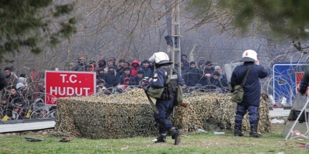 Refugees and migrants are gathered at the buffer zone in Kastanies, Evros, at the Greek-Turkish borders and Evros River, on Feb. 29, 2020. The turkish government decided to give free passage to the refugees and migrants in order to reach Europe through Greece. / Πρόσφυγες και μετανάστες βρίσκονται συγκεντρωμένοι στην γκρίζα ζώνη στις Καστανιές Έβρου, στη συνοριογραμμή Ελλάδας-Τουρκίας, μετά την απόφαση της Τουρκικής Κυβέρνησης να μην σταματάει τις προσφυγικές ροές απο το να περάσουν στην Ευρώπη, Ελλάδα, 29 Φεβρουαρίου 2020.