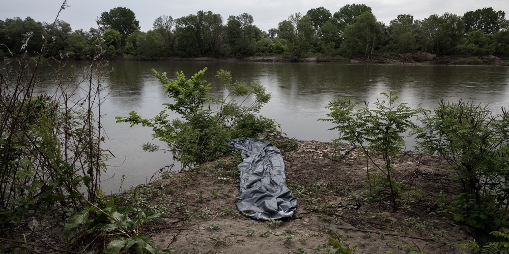 A damaged inflatable boat used by refugees and migrants to cross Evros river, the natural border between Greece - Turkey, on the Greek bank, on 7 May 2018. According to police figures, 3,986 people were caught illegally crossing the northeastern border in the Evros region in April, compared to 1,658 in March and 586 in February. In April 2017, the number stood at 327 people crossing the Greek-Turkish land border. / Μια ξεφούσκωτη πλαστική βάρκα που χρησιμποιήθηκε από πρόσφυγες και μετανάστες για να διασχίσουν τον ποταμό Έβρο, φυσικό σύνορο μεταξύ Ελλάδας - Τουρκίας, 7 Μαΐου 2018. Σύμφωνα με στοιχεία της αστυνομίας, 3.986 άνθρωποι συνελήφθησαν για παράνομη διέλευση στα βορειοανατολικά σύνορα στην περιοχή του Έβρου τον Απρίλιο, έναντι 1.658 τον Μάρτιο και 586 τον Φεβρουάριο. Τον Απρίλιο του 2017, ο αριθμός τους ανερχόταν σε 327 άτομα.