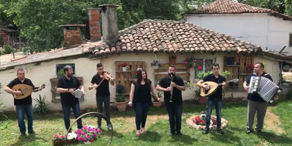 ΒΙΝΤΕΟ: Το μουσικό σχήμα της οικογένειας Κουρούδη, υποδέχεται το καλοκαίρι με το “Φέτος το καλοκαιράκι”