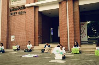 Αλεξανδρούπολη: Διαμαρτυρία κατά του περιβαλλοντικού νόμου Χατζηδάκη στο Δημαρχείο απ’ την Fridays for Future