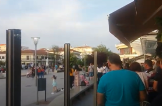 Ορεστιάδα-ΒΙΝΤΕΟ: Πολίτες όρθιοι ψάλλουν τον εθνικό ύμνο στην υποστολή της σημαίας