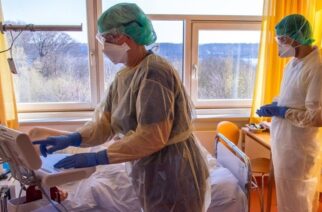Κορωνοϊός: Διπλασιάστηκαν οι εισαγωγές ασθενών με τον ιό στα νοσοκομεία τον Ιούλιο
