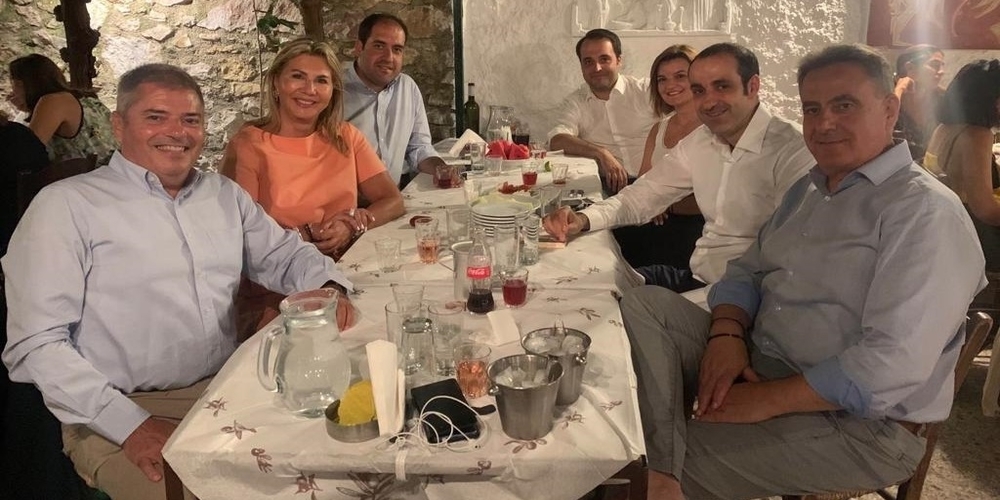 Ένας Εβρίτης, στο πρώτο δείπνο-συνάντηση του στενότερου συνεργάτη του Πρωθυπουργού Κυριάκου Μητσοτάκη