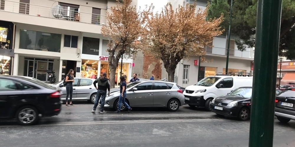Πενταπλή καραμπόλα στο κέντρο της Αλεξανδρούπολης, λόγω του ψιλόβροχου