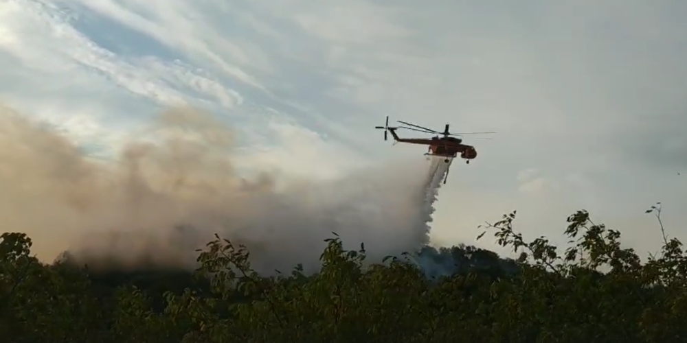 Αλεξανδρούπολη: Τέσσερα αεροπλάνα, πέντε ελικόπτερα και πυροσβέστες από Θεσσαλία σήμερα στη “μάχη” της πυρκαγιάς