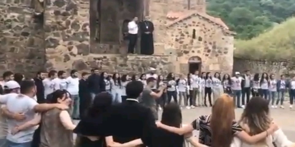 Ναγκόρνο Καραμπάχ: Αρμένιοι αποχαιρετούν τις εκκλησίες τους πριν ξεριζωθούν (ΒΙΝΤΕΟ)