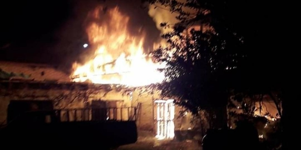 Συναγερμός τη νύχτα στον Πεντάλοφο: Πυρκαγιά σε αποθήκη με λέβητα καλοριφέρ δίπλα σε σπίτι