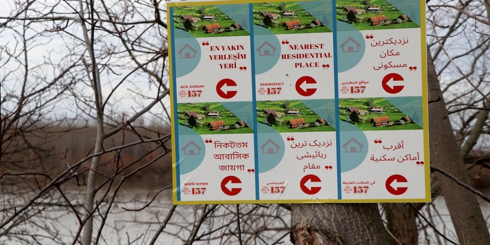 Έβρος: Οι Τούρκοι με πινακίδες σε 6 γλώσσες στα ελληνοτουρκικά σύνορα, καθοδηγούν τους λαθρομετανάστες