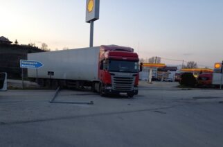 Σουφλί: Φορτηγό έπεσε και γκρέμισε κολώνα φωτισμού στον κόμβο της Κορνοφωλιάς