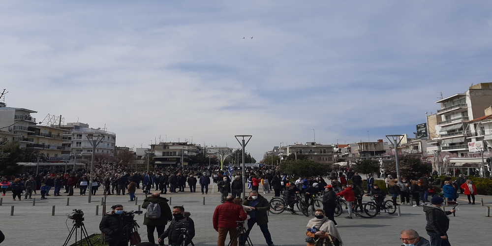 Ορεστιάδα: Όλο και αυξάνεται ο κόσμος για τη μεγάλη συγκέντρωση διαμαρτυρίας που αρχίζει σε λίγο