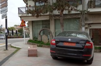 Διδυμότειχο: Παρκαρισμένο ΠΑΡΑΝΟΜΑ το υπηρεσιακό αυτοκίνητο του δημάρχου Ρωμύλου Χατζηγιάννογλου πάνω στον πεζόδρομο