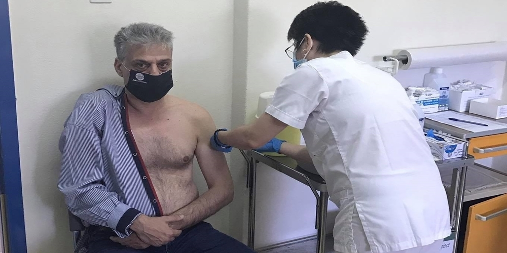 Ορεστιάδα: Ο εμβολιασμός του δημάρχου Βασίλη Μαυρίδη κατά του κορονοϊού και το… μήνυμα του