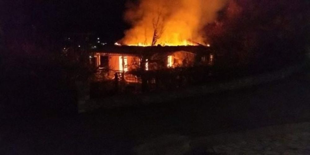 Σουφλί: Συναγερμός, αφού δυο σπίτια τυλίχτηκαν στις φλόγες στην Δαδιά – “Μάχη” δίνουν οι πυροσβέστες