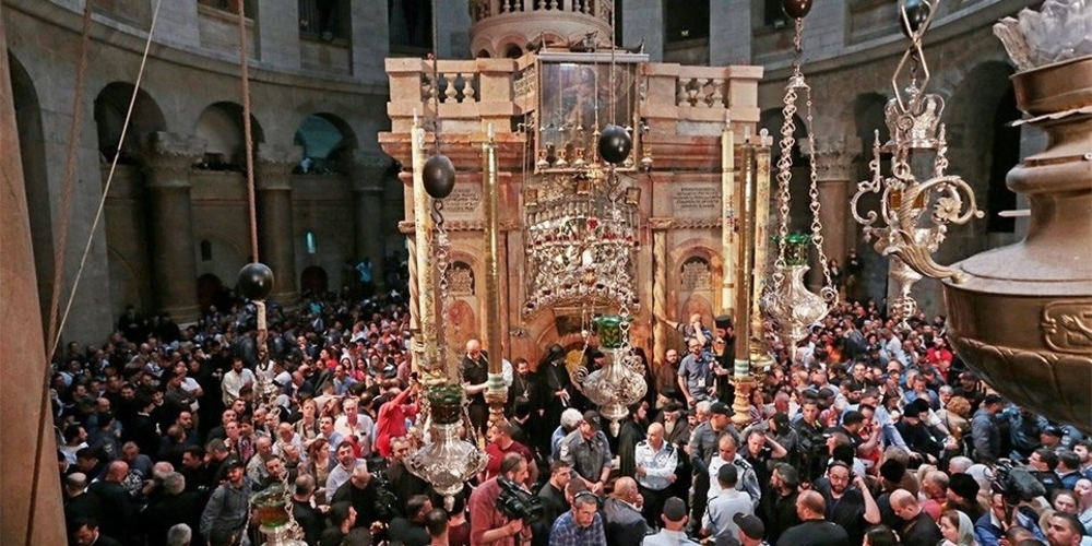Ιεροσόλυμα: Βγήκε το Άγιος Φως από τον Πανάγιο Τάφο – Η συγκλονιστική στιγμή της Αφής(ΒΙΝΤΕΟ)