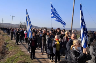 ΒΙΝΤΕΟ-ανατριχίλα: Οι Εβρίτες ψάλλουν τον Εθνικό Ύμνο, έξω απ’ το ΚΥΤ Φυλακίου
