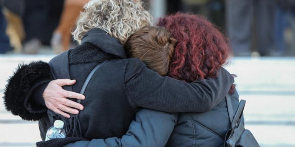 Συγκλονιστική εικόνα: Η μητέρα της Ελένης Τοπαλούδη στην αγκαλιά των μανάδων Γαρυφαλλιάς και Ερατούς